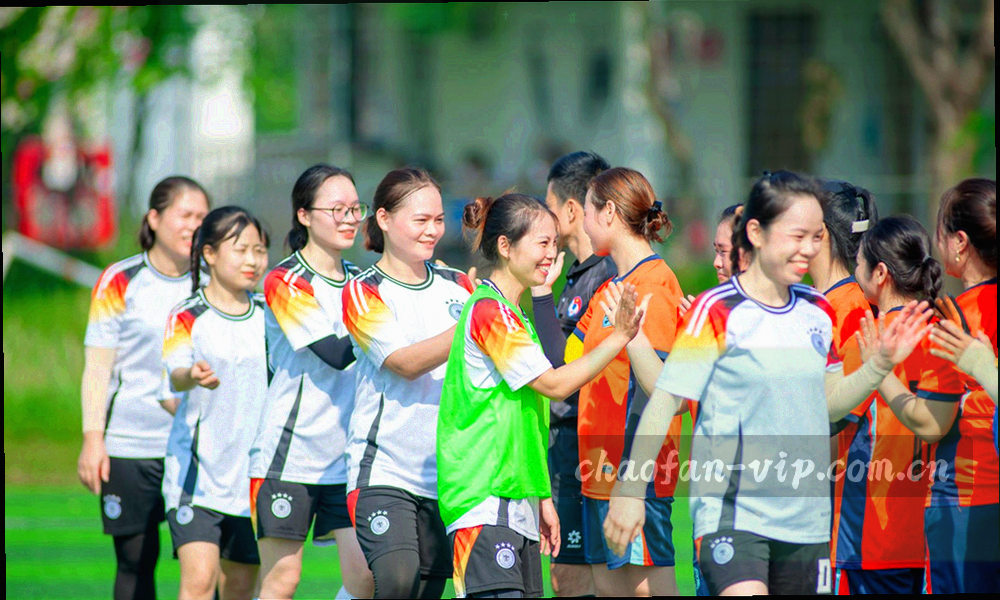多台深色屏幕设备图标围绕一个家庭账号节点分布